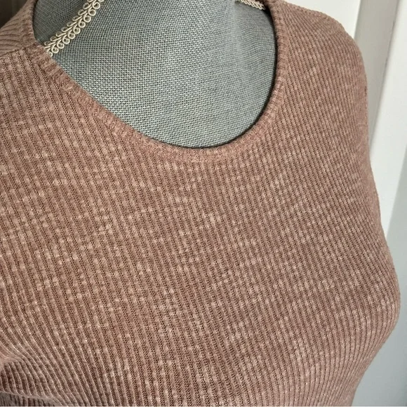 AMERICAN EAGLE LETTUCE TRIM RIBBED DUSTY PINK TOP SIZE M - Picture 4 of 7
